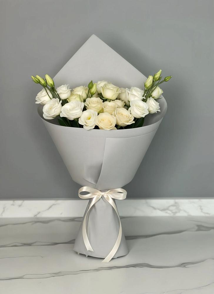 Букет цветов из: Розы и Лизиантусы в Ахтанизовскую