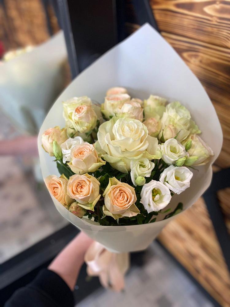 Букет цветов из: Розы и Лизиантусы в Ахтанизовскую